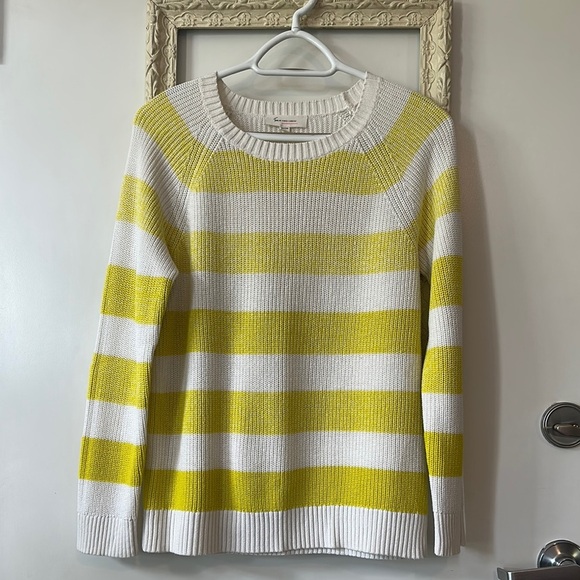 VINCE CAMUTO | Yellow and White Ombrรฉ Crew Neck Sweater - Picture 2 of 11